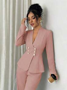 Blusa de manga larga con cuello en V y doble botonadura, con decoración metálica en la cintura, y pantalones a juego.Conjunto de vestimenta elegante y profesional para mujer. - Rosa - Ver 5
