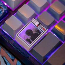 诡异复古电视主题键帽 / 兼容 1.75U TAB 键，专为 Cherry MX 机械轴设计，采用幽灵般的荧光 CRT 设计。这些万圣节主题游戏键帽是个性化键盘的独特方式，也是送给游戏玩家和恐怖电影爱好者的绝佳礼物。 - 查看 5