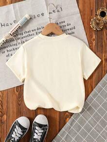 Una camiseta de manga corta para mujer con estilo retro americano, de corte holgado y con diseño estampado (los pantalones son solo para sugerencias de estilo). Esta pieza sencilla y elegante presenta un patrón de letras impresas con temática tropical, lo que la convierte en un elemento imprescindible para crear un look relajado de vacaciones, perfecto para ocasiones como el Día del Trabajo y el Día de la Independencia de México. - Beis - Ver 2