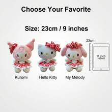 SANRIO 三丽鸥 23厘米毛绒娃娃（Hello Kitty/My Melody/Kuromi）可爱草莓格子裙填充娃娃，女孩生日礼物，儿童安抚娃娃，桌面摆件，节日礼物，1个，家居装饰 - 彩色 - 查看 3
