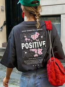 Camiseta holgada de verano para mujer con estampado de flores de cerezo y el mensaje "Stay Positive" en la espalda, cuello redondo, mangas cortas, estilo casual. - gris oscuro - Ver 2