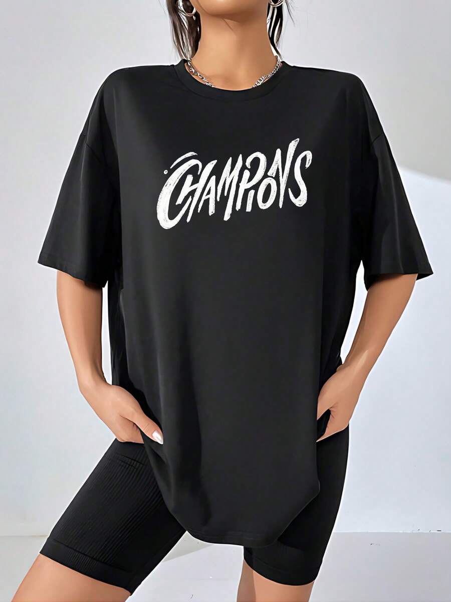 This Women's T-Shirt, Featuring The Word "Champions" In A Distressed And Rebellious Font, Evokes The Mindset Of Those Who Fight And Triumph Against All Odds, Inspiring You To Overcome Challenges And Celebrate Every Victory With Strength And Determination. It's A Garment For Indomitable Spirits Seeking To Express Their Winning Mentality, Perfect For Everyday Wear And For Feeling Unstoppable, Ideal For Any Casual Occasion. Made From A Soft And Comfortable Material For Your Comfort. - 黑色 - 查看 1