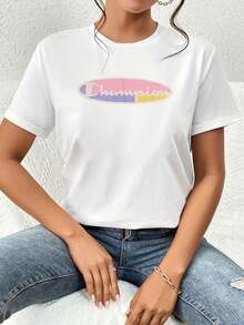 The Iconic Champion Logo In A Pastel Gradient Represents The Union Of Strength And Gentleness, Symbolizing That Victory Is Achieved With Determination And A Touch Of Grace. This Distinctive Detail On The Garment Evokes The Idea Of Overcoming Obstacles With A Positive And Vibrant Attitude, Conveying A Message Of Empowerment And Optimism To The Wearer. The Combination Of Soft Tones Like Lilac, Pink, And Yellow Creates An Atmosphere Of Joy And Freshness, Inviting You To Embrace Each Day With Energy And Confidence. Its Soft And Breathable Texture, Made With High-Quality Materials, Ensures All-Day Comfort. Immerse Yourself In This Sporty Fashion With An Artistic Touch. This Women's T-Shirt With An Inspirational Print Is Ideal For Everyday Wear And Casual Occasions-An Essential Garment That Combines Comfort And Vibrant Style. Perfect For Modern, Active Women. - 白色 - 查看 6