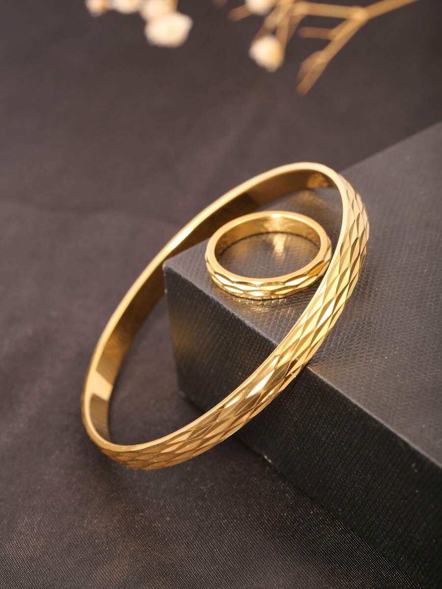 1 Set 18K Gold Plated Stainless Steel Diamond-Shaped Carved Bracelet And Ring Set, Hypoallergenic Non-Fading Waterproof Anti-Scratch Anti-Oxidation Jewelry, Suitable For Daily Commute, Dating, Banquet, Party, Workplace, Stackable Wear - Diamond-patterned Bracelet and Ring Set - View 1