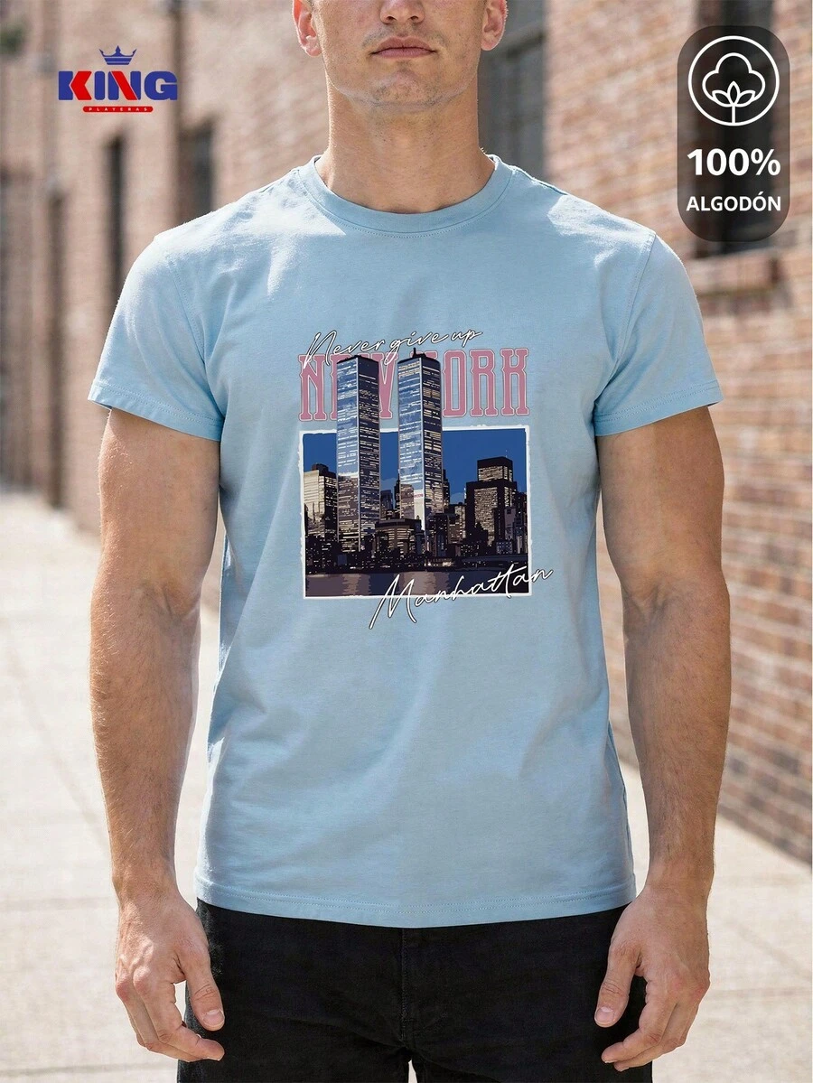 King T-shirt Playera 100% algodón de excelente calidad, esta playera garantiza una suavidad excepcional al tacto, cuello redondo con estampado "New York Manhattan Vintage Skyline" y manga corta - Celeste - Ver 1
