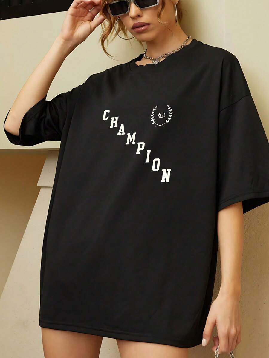 Diagonal Letters Spelling Out CHAMPION Alongside A Laurel Wreath Evoke Strength, Overcoming Challenges, And Triumph In Every Step. This Soft, Comfortable Women's T-Shirt Is Ideal For Everyday Wear And Casual Activities. - 黑色 - 查看 1