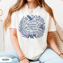 Alaskan Flowers And Fauna Shirt  Alaska Wildlife Nature Tee  Vintage Botanical Linocut T-Shirt  Alaska Lover Gift  Alaskan Vacation Tee - 白色 - 查看 1