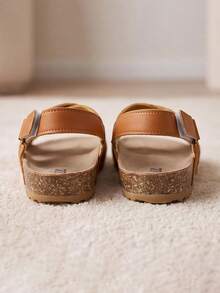 Sandal trẻ em 3-12 tuổi hương cam - Bán chạy nhất. Quai trên họa tiết chấm bi hương cam kết hợp chất liệu da lộn, gót cài khóa, điều chỉnh bằng móc dán, phong cách vintage nhẹ nhàng thanh lịch, phù hợp phối với nhiều trang phục thường ngày và váy hoa mặc hàng ngày. - Màu Cam cháy - Xem 6