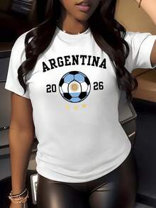 Balón celeste y blanco acompañado por estrellas doradas que evocan orgullo nacional y pasión deportiva con número destacado 2026 camiseta de mujer casual moderna y cómoda - Blanco - Ver 8