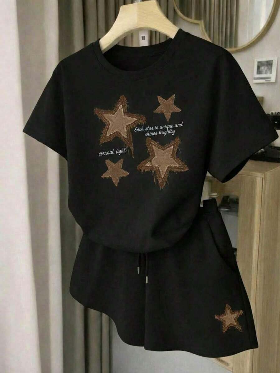 Una camiseta de manga corta para mujer con estilo retro americano, de corte holgado y con diseño estampado (los pantalones son solo para sugerencias de estilo). Esta pieza sencilla y elegante presenta un patrón de letras impresas con temática tropical, lo que la convierte en un elemento imprescindible para crear un look relajado de vacaciones, perfecto para ocasiones como el Día del Trabajo y el Día de la Independencia de México. - Negro - Ver 1