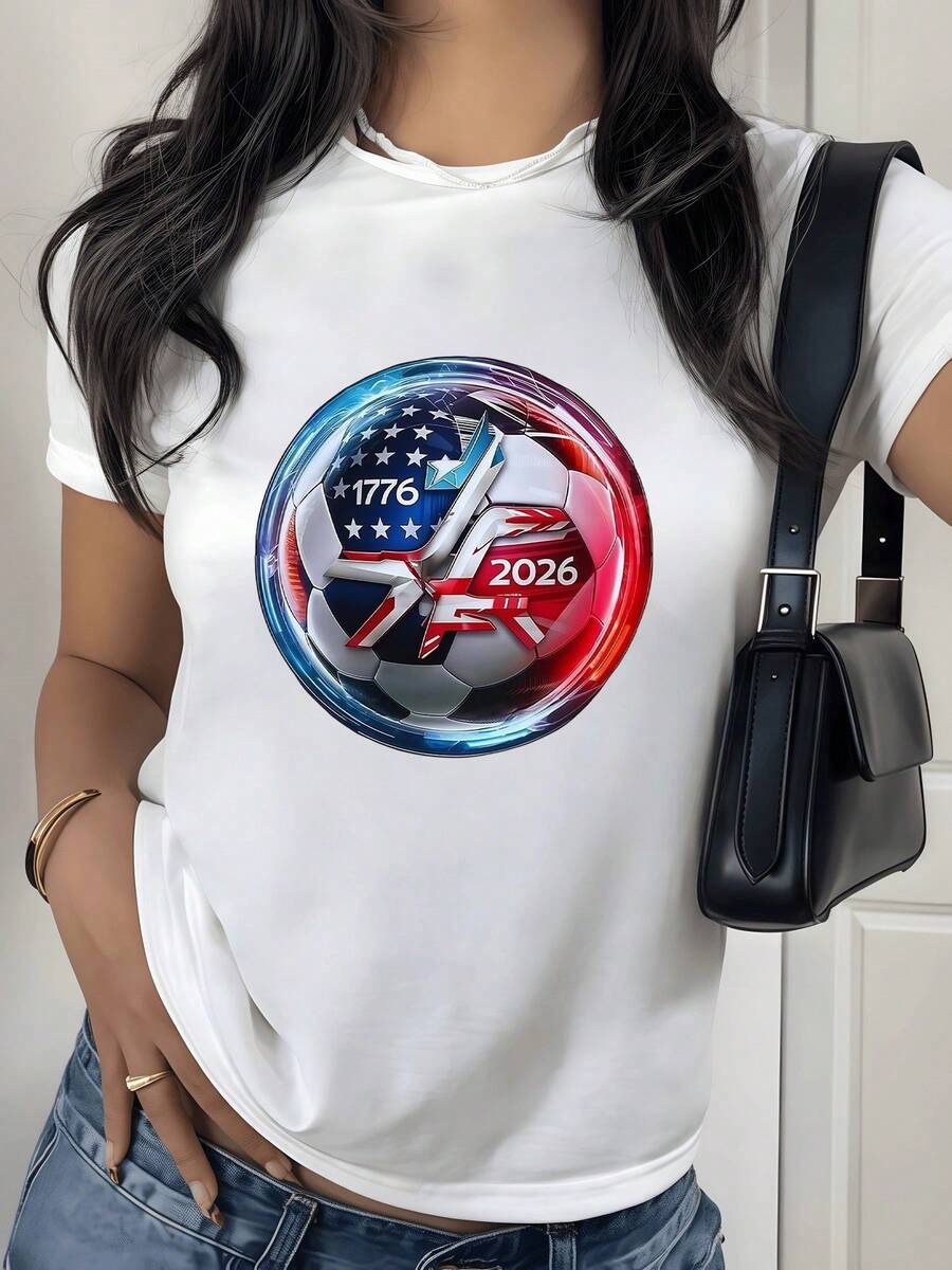 International Sports Celebration With A Soccer Ball That Merges The Flags Of The United States And The United Kingdom In Homage To The Year 1776 And The Future 2026. Women's T-Shirt, Modern Casual Fashion For Her. - 白色 - 查看 1