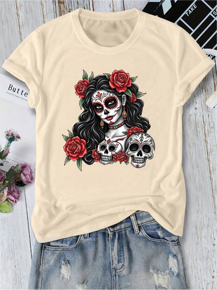 Blusa casual para mujer con una figura femenina con maquillaje del Día de Muertos en la cara y rosas rojas en el cabello, junto con un pequeño estampado de calavera. Camiseta de manga corta con cuello redondo, adecuada para primavera, verano, otoño e invierno. Un top versátil y de estilo retro-casual para uso diario, trabajo o vacaciones. Disponible en múltiples colores, tallas S-XXL. - Albaricoque - Ver 1
