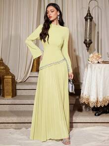 Falda plisada oversize para mujer de color amarillo verdoso liso, con cuello alto pequeño, puños y bajo asimétricos con pedrería, para fiesta - Verde limón - Ver 3