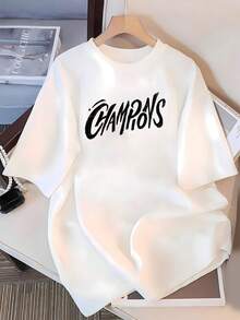 La camiseta de mujer con el texto Champions en tipografía desgastada y rebelde, evoca la mentalidad de quienes luchan y triunfan contra toda adversidad, inspirando a superar desafíos y celebrar cada victoria con fuerza y determinación. Es una prenda para espíritus indomables que buscan expresar su espíritu ganador, perfecta para el uso diario y para sentirte imparable, ideal para cualquier ocasión casual. Hecha de material suave y cómodo para tu confort. - Blanco - Ver 3