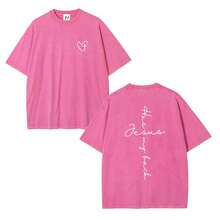 T-Shirt With A "Jesus Has My Back" Print And A Washed Effect. Made From 100% Cotton, It's Soft To The Touch And Comfortable For Everyday Wear. The Short Sleeves Have A Relaxed Fit And Are Easy To Pair With Any Outfit. - 粉色 - 查看 4