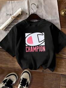 Gran logotipo con forma de letra C enmarcada que simboliza fuerza superación y energía positiva con texto CHAMPION en tonos rosados camiseta de mujer  casual cómoda para uso diario - Negro - Ver 2