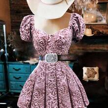 guangzhougaolangshangmao  Vestido corto de vacaciones románticas para mujer , de tela con textura de flores 3D, bajo plisado, adecuado para festivales de música, vacaciones, vestido de corte ajustado y acampanado, de hombros descubiertos, apto para primavera/verano, uso diario, invierno, fiesta, playa, cita, graduación, oficina, uniforme de maestro urbano, Navidad, Año Nuevo, vestido romántico, vestido rosa, vestido de manga abullonada, vestido rosa polvoriento, vestido de lechera, vestido de vaquera, vestido d - Morado - Ver 6