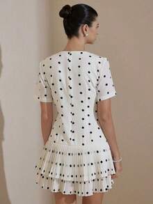 Versatile Casual Dress For Women With Round Neck, Fitted Waist, Short Sleeves, Black And White Polka Dot Print, Layered Ruffle Hem And Matching Silhouette - 白色 - 查看 2