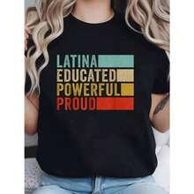 Camiseta Gráfica para Mujer Latina, Educativa, Poderosa y Orgullosa - Top Negro de Manga Corta, Cuello Redondo, Ajuste Casual y Suave con Diseño de Rayas y Letras Coloridas, Ropa de Empoderamiento para Primavera, Verano y Otoño, Ropa de Primavera y Verano, Camiseta de Diseño Vibrante, Alta Elasticidad - Negro - Ver 1