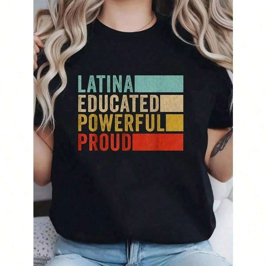 Camiseta Gráfica para Mujer Latina, Educativa, Poderosa y Orgullosa - Top Negro de Manga Corta, Cuello Redondo, Ajuste Casual y Suave con Diseño de Rayas y Letras Coloridas, Ropa de Empoderamiento para Primavera, Verano y Otoño, Ropa de Primavera y Verano, Camiseta de Diseño Vibrante, Alta Elasticidad - Negro - Ver 1