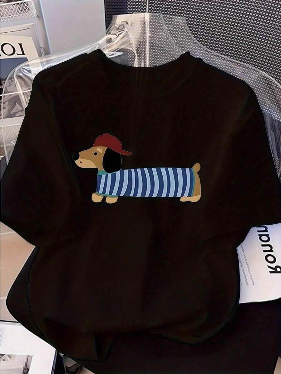 Camiseta estilo Y2K: Camiseta informal de corte holgado para chica con estampado de dibujos animados de dachshund estilo Y2K. | Camiseta de Verano de Manga Corta con Diseño de Gorra Roja, Fondo Blanco, Lavable a Máquina - Negro - Ver 1