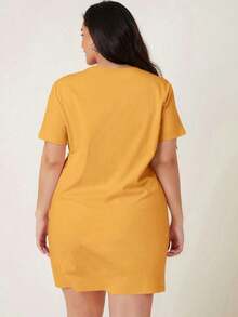 Vestido De Manga Corta De Talla Grande Con Cuello Redondo Y Diseño De Camiseta En Color Sólido - Amarillo - Ver 2