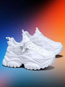 女款 Y2K 龐克風白色 EVA 厚底粗跟運動鞋 7CM 增高 透氣網布 大尺碼輕量四季戶外運動鞋 附銀色幽靈吊飾裝飾 - 白色 - 查看 7