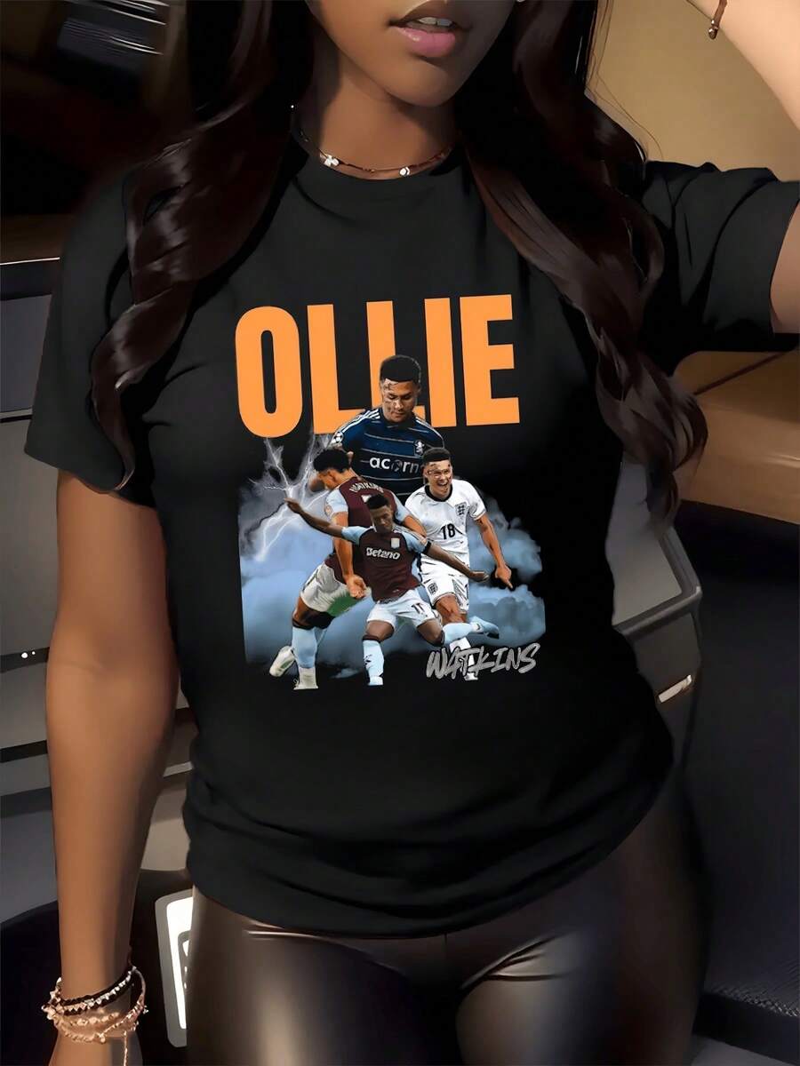 Jugadores en acción sobre un campo lleno de energía representan la pasión del deporte y la fuerza interior que impulsa cada movimiento camiseta de mujer cómoda moderna ideal para días activos y casuales - Negro - Ver 1