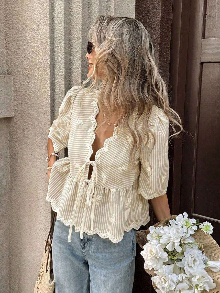 PariChic Edición de verano: Blusa azul de escote en V francés - Adornada con mangas abultadas, ribetes de encaje con festones, bordados delicados y un cordón de ajuste en la cintura, esta blusa corta que favorece la cintura eleva la feminidad sin esfuerzo - Caqui - Ver 1