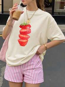Una camiseta de manga corta para mujer con estilo retro americano, de corte holgado y con diseño estampado (los pantalones son solo para sugerencias de estilo). Esta pieza sencilla y elegante presenta un patrón de letras impresas con temática tropical, lo que la convierte en un elemento imprescindible para crear un look relajado de vacaciones, perfecto para ocasiones como el Día del Trabajo y el Día de la Independencia de México. - Beis - Ver 6