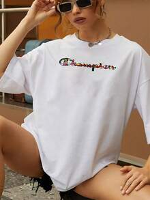 Palabra colorida con letras entrelazadas que simbolizan la unión y la fuerza multicultural representando la diversidad global a través de tonos vibrantes y energía positiva camiseta de mujer  suave cómoda para uso diario y ocasiones casuales - Blanco - Ver 6