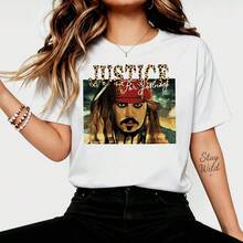 Film Star Fan Art T-Shirt, Jack Sparrow Pirate Portrait Graphic With Leopard Print, "JUSTICE For Johnny" Text, Vintage Pop Art Style, Unisex, Oversized, 100% Cotton, Crew Neck, Casual. - 白色 - 查看 1