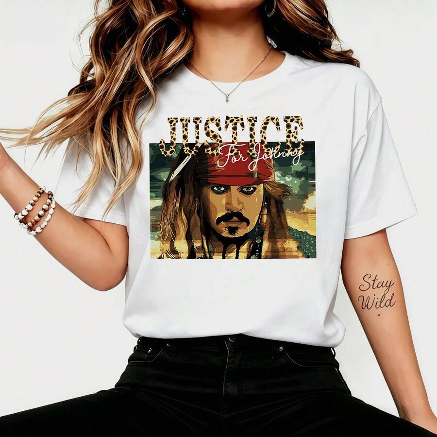 Film Star Fan Art T-Shirt, Jack Sparrow Pirate Portrait Graphic With Leopard Print, "JUSTICE For Johnny" Text, Vintage Pop Art Style, Unisex, Oversized, 100% Cotton, Crew Neck, Casual. - 白色 - 查看 1