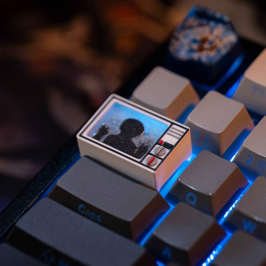 诡异复古电视主题键帽 / 兼容 1.75U TAB 键，专为 Cherry MX 机械轴设计，采用幽灵般的荧光 CRT 设计。这些万圣节主题游戏键帽是个性化键盘的独特方式，也是送给游戏玩家和恐怖电影爱好者的绝佳礼物。 - 查看 1