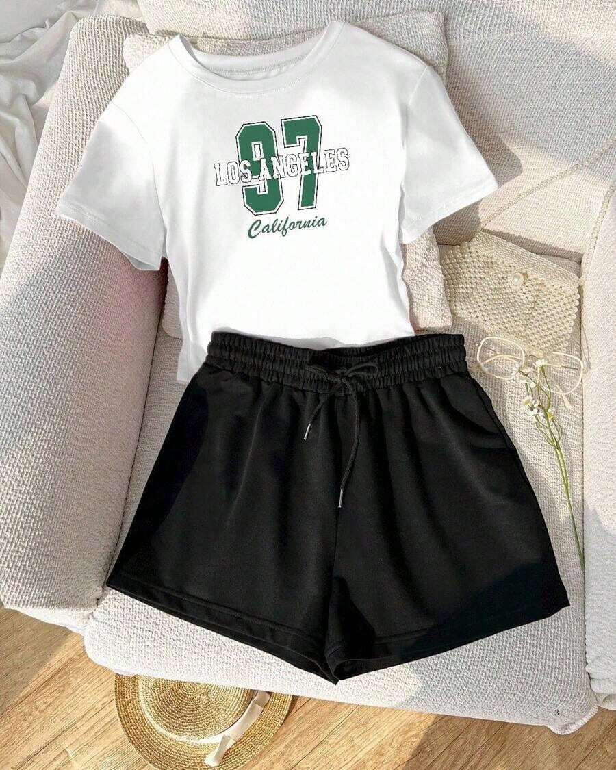 Una camiseta de manga corta para mujer con estilo retro americano, de corte holgado y con diseño estampado (los pantalones son solo para sugerencias de estilo). Esta pieza sencilla y elegante presenta un patrón de letras impresas con temática tropical, lo que la convierte en un elemento imprescindible para crear un look relajado de vacaciones, perfecto para ocasiones como el Día del Trabajo y el Día de la Independencia de México. - Blanco - Ver 1