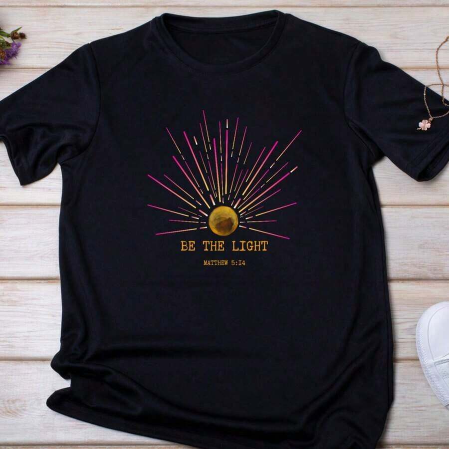 Camisetas de Tallas Grandes de Alta Calidad, Camiseta Estampada "Be The Light" de Algodón, Camiseta Oversize para Hombres y Mujeres, Artículos Versátiles Unisex, Camiseta de Algodón - Negro - Ver 1
