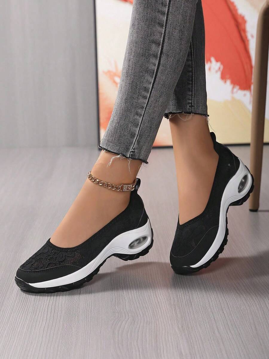 Zapatillas de mujer transpirables y ligeras de malla de encaje, con patrón de encaje floral, punta redonda, caña baja, suela gruesa y tacón de cuña, estilo casual y cómodo - Blanco y Negro - Ver 1
