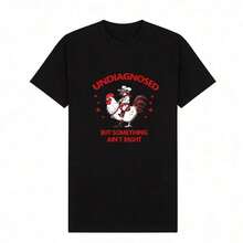 Ropa de verano para mujer, camiseta de algodón suave y casual con cuello redondo, estampado de mapache vaquero montando un gallo con la frase "No está diagnosticado, pero algo no está bien". Color blanco. - Negro - Ver 2