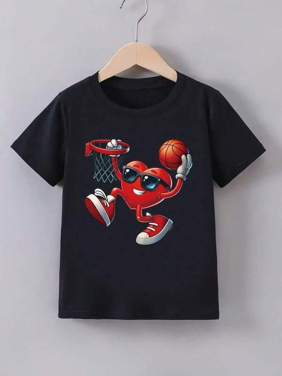 [Printed Design – No Texture] Children's Casual Valentine's Day Themed T-Shirt, Crew Neck T-Shirt With Heart Playing Basketball Pattern, Soft And Comfortable, Lightweight And Breathable, Suitable For Sports, Outdoor Casual Wear, Stylish And Fashionable Outfit, Gift Clothing For Children, Suitable For Spring, Summer And Autumn Seasons, As Well As For St. Patrick's Day, Easter, Independence Day And Other Festive Occasions, Gifts For Soccer Fans And Sports Parties. Pure Cotton Short-Sleeved T-Shirt, Suitable For Ages 2-16 Years. - 黑色 - 查看 1