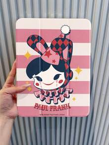 Ốp máy tính bảng Paul Frank hình chú khỉ miệng to dễ thương và cô bé thỏ, màu hồng trắng sọc, kiểu hoạt hình, chống sốc, dạng gập có khe đựng bút, tương thích với iPad 10.2", Pro 11" (2021/2020/2022), Air, có chân đế gập, viền mềm bảo vệ, chống rơi và trầy xước. - Nhiều màu - Xem 1