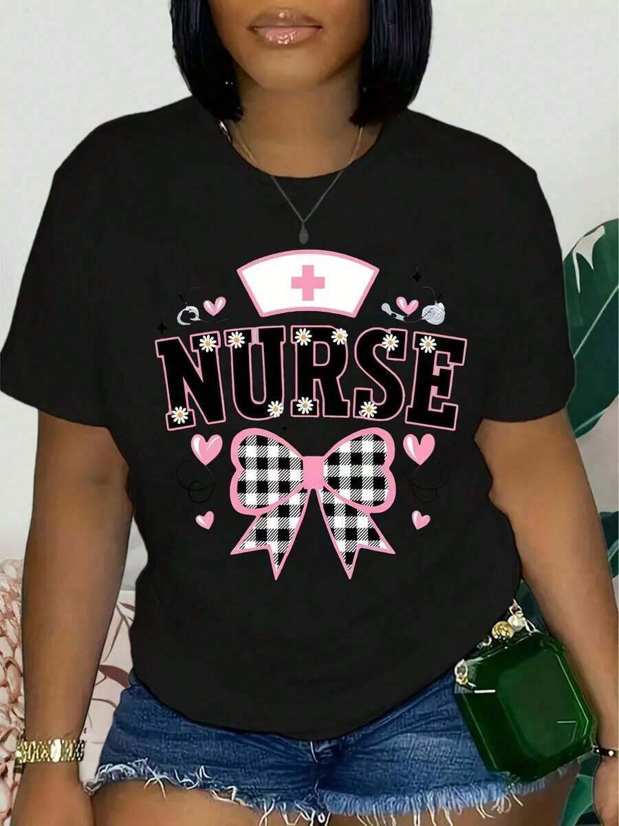[Durable Print, Nurse Shirt] Women's Plus Size Graphic Nurse Shirt, Durable Print, Casual And Sporty, Black With Pink Daisy Design And Nurse Cap, Short Sleeve, Round Neck, Polyester, Machine Washable, Breathable And Comfortable. - 黑色 - 查看 1