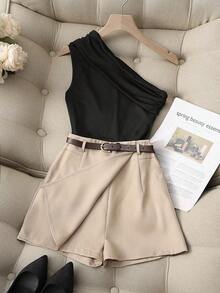 Conjunto de dos piezas casual y elegante compuesto por una blusa negra de un hombro plisada y elástica, y una falda pantalón caqui con bolsillo falso y cinturón - Marrón - Ver 6