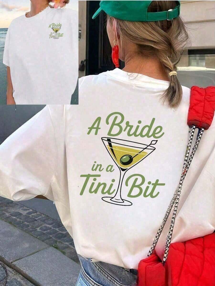 Camisetas De Mujer AlgodóN Camisetas Casuales Unisex De Alta Calidad Y DiseñO Atractivo - Camiseta GráFica De Gran TamañO Para Mujer - Blanca, De Manga Corta, Con El Divertido Texto "A Bride In A Tini Bit" Y Estampado De Copa De Martini. Top De AlgodóN Suave De Corte Holgado, Perfecto Para Despedidas De Soltera, Fiestas De Novias, Viajes De Chicas Y Eventos Previos Al Matrimonio. Camiseta Popular Con TemáTica Nupcial, Corte CóModo Y Relajado, Ideal Para Futuras Novias Y Miembros Del Cortejo Nupcial. Unisex, Adecuada Para Salidas Diarias Informales, Camiseta De Manga Corta Para Verano, Camiseta Con Estampado Retro Y2K. - Blanco - Ver 1