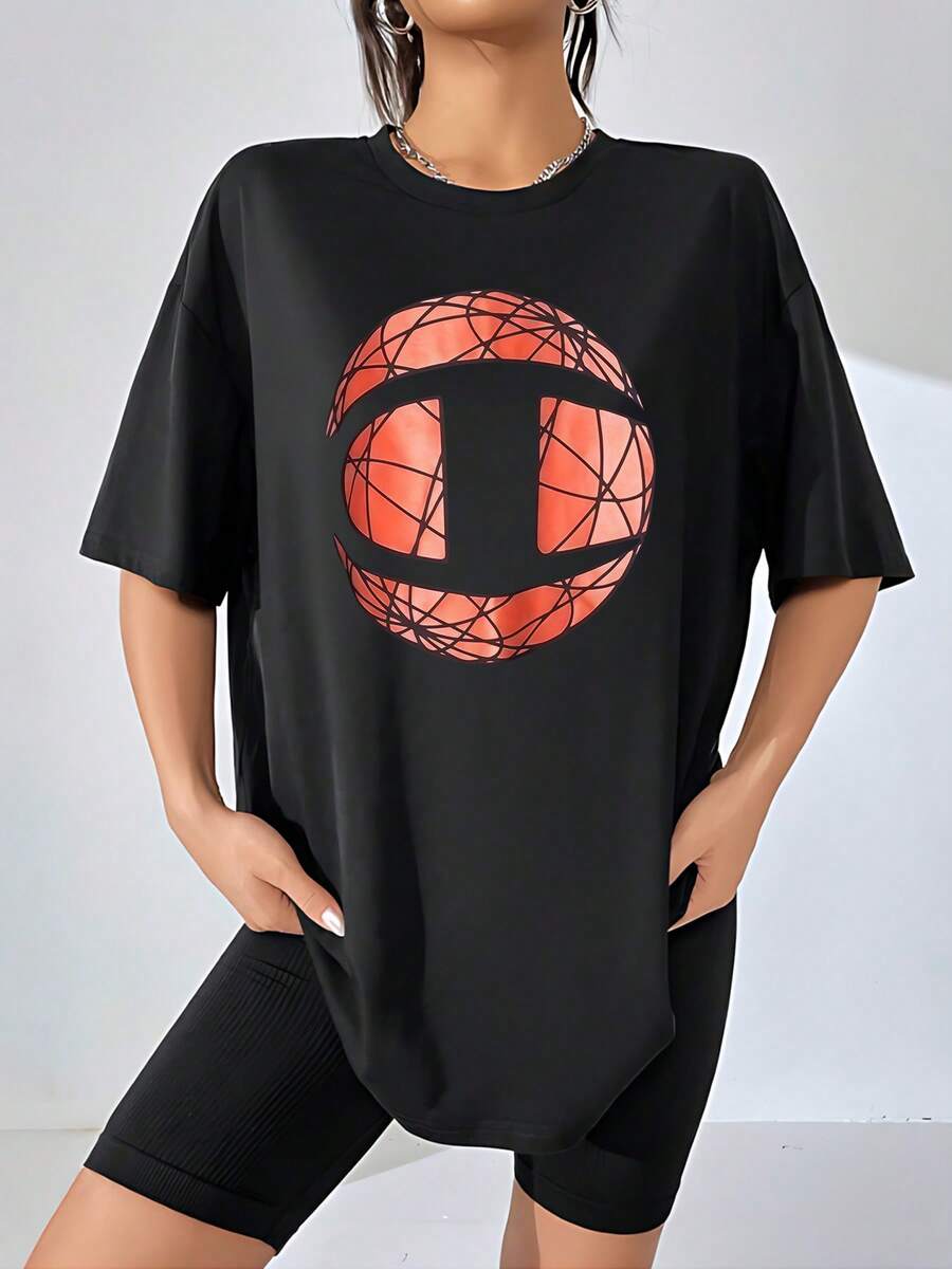 La esfera estilizada en la camiseta representa una fusión de la naturaleza y la tecnología, con líneas entrelazadas que evocan tanto un planeta en crecimiento como un circuito complejo. Los tonos naranjas vibrantes sugieren energía y vitalidad, invitando a la reflexión sobre la interconexión en nuestro mundo moderno. Esta prenda unisex es perfecta para quienes aprecian un toque de originalidad. Esta camiseta de mujer confeccionada en, ofrece comodidad y transpirabilidad excepcionales para tu día a día. - Negro - Ver 1