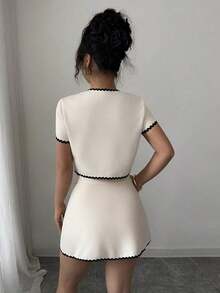 Two-Piece Set Consisting Of A Short-Sleeved Blouse With Snap Buttons And A Mini Skirt With Wavy Ribbon Trim In Contrasting Colors, Elegant French Design For Spring/Summer - 白色 - 查看 2