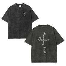 Camiseta con estampado "Jesus has my back" con efecto lavado. Hecha de 100% algodón, suave al tacto y cómoda para el uso diario. Mangas cortas con corte holgado, fácil de combinar con cualquier atuendo. - Negro - Ver 5
