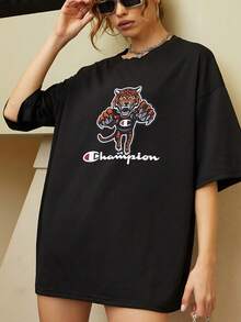Tigre rugiendo con fuerza simbolizando valentía energía y poder interior transmitiendo confianza y espíritu indomable camiseta de mujer  cómoda transpirable ideal para uso diario - Negro - Ver 1