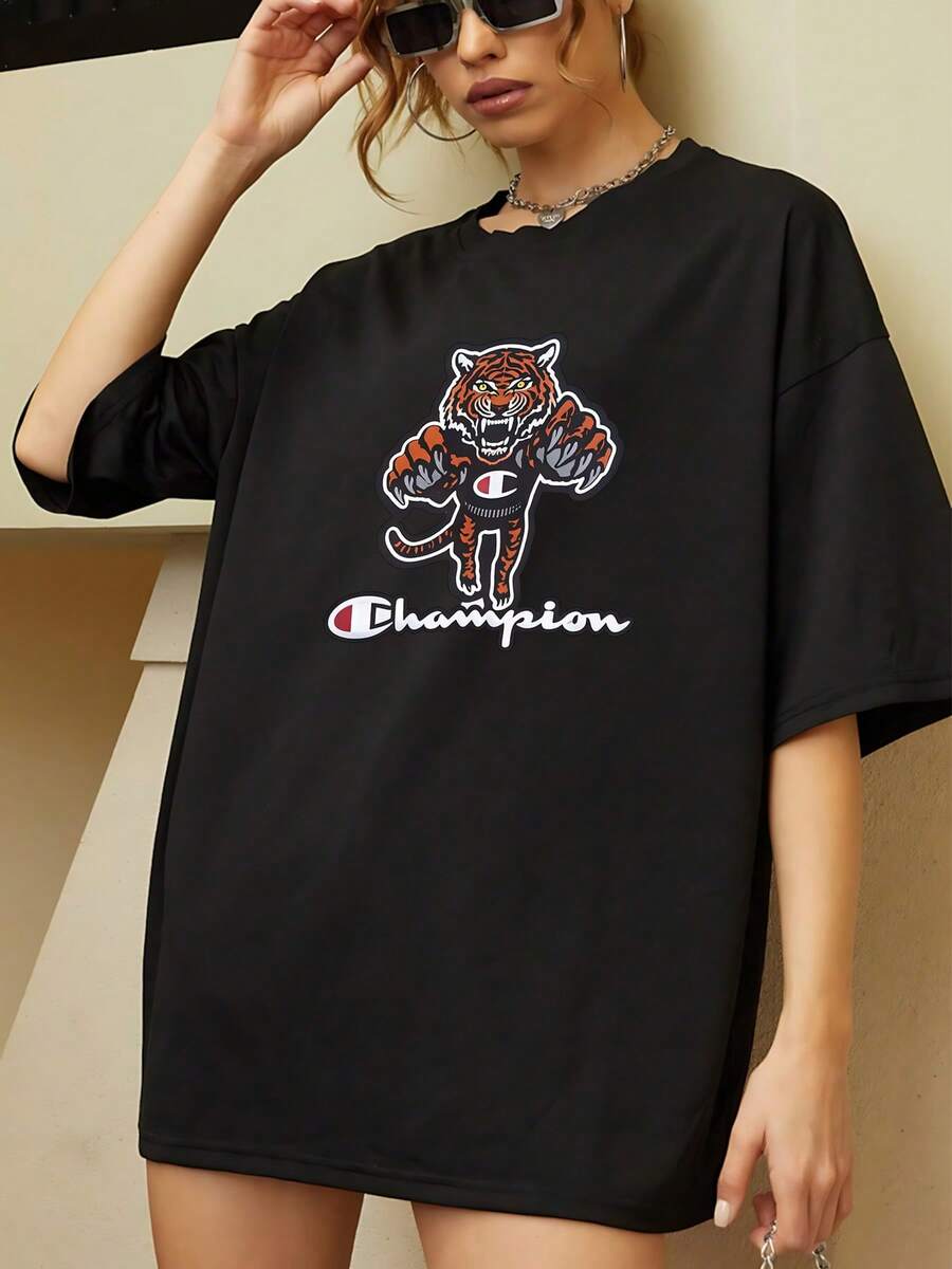 Tigre rugiendo con fuerza simbolizando valentía energía y poder interior transmitiendo confianza y espíritu indomable camiseta de mujer cómoda transpirable ideal para uso diario - Negro - Ver 1