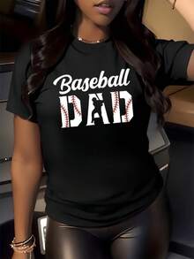 Texto inspirado en la pasión por el béisbol mostrando la palabra DAD con detalles de costuras rojas representando el espíritu deportivo y el cariño familiar camiseta de mujer casual moderna para uso diario - Negro - Ver 8