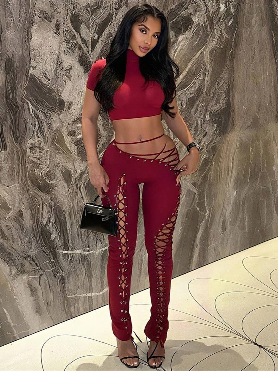 Conjunto casual de dos piezas color burdeos para mujer, con top corto y pantalón con detalle de cordones, perfecto para festivales o celebraciones de Año Nuevo. - Burdeos - Ver 1